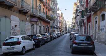 Bari le centinaia di saracinesche abbassate a San Pasquale vecchia: il rione che non rinasce